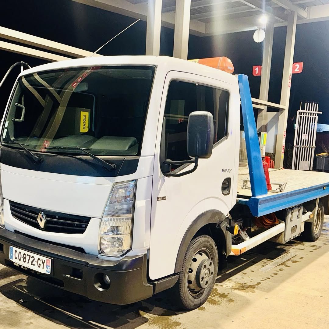 Le camion plateau NP Dépannage de nuit, prêt à partir